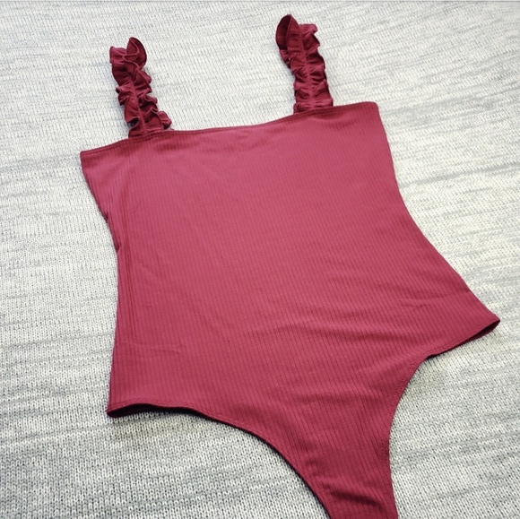 🚨//All that Sass bodysuit// Berry ruffle bodysuit - Picture 3 of 4
